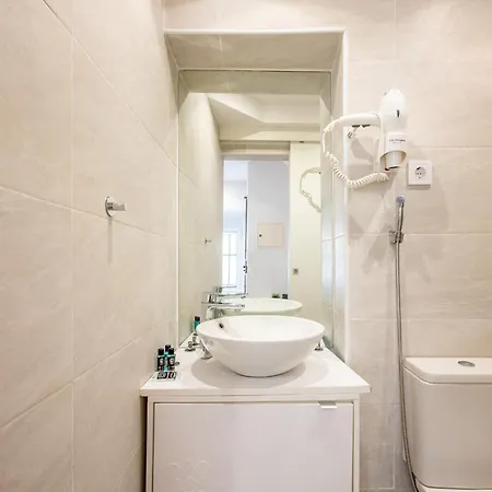 Cozy Getaway In Alfama By Lovelystay Lisbona